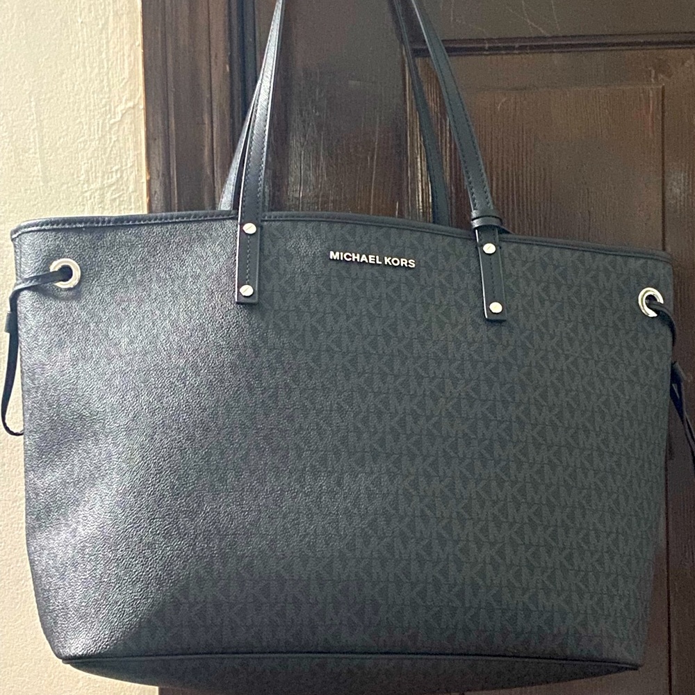 ***AUTHENTIC MICHAEL KORS BLACK TOTE BAG 🖤🖤🖤*** - Picture 4 of 13
